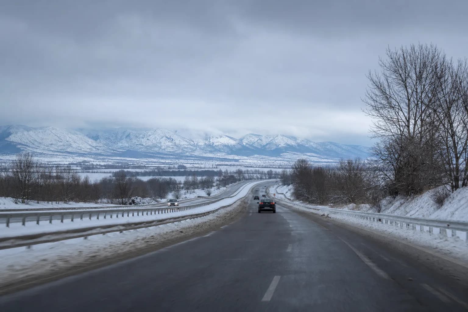 Balkan dağlarına doğru uzanan, kardan temizlenmiş Bulgaristan otoyolu